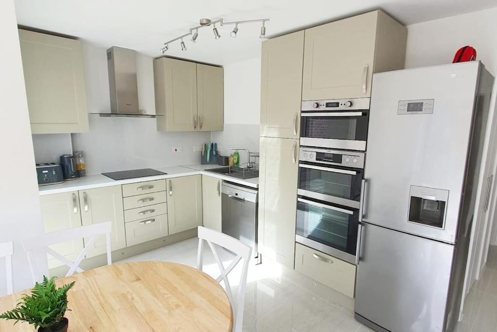 Walnut Flats-F2, 3-Bedroom With Garden & Patio - Ac, Parking, Netflix, Wifi - Close To Oxford, Bicester & Blenheim Palace Exteriör bild